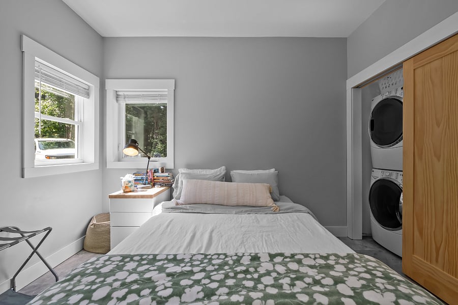 Queen size bed with fresh, crisp linens!