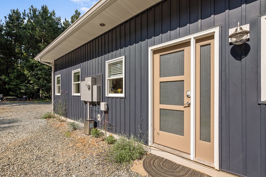 Private entry w/ keyless door code access - check-in flexibility!