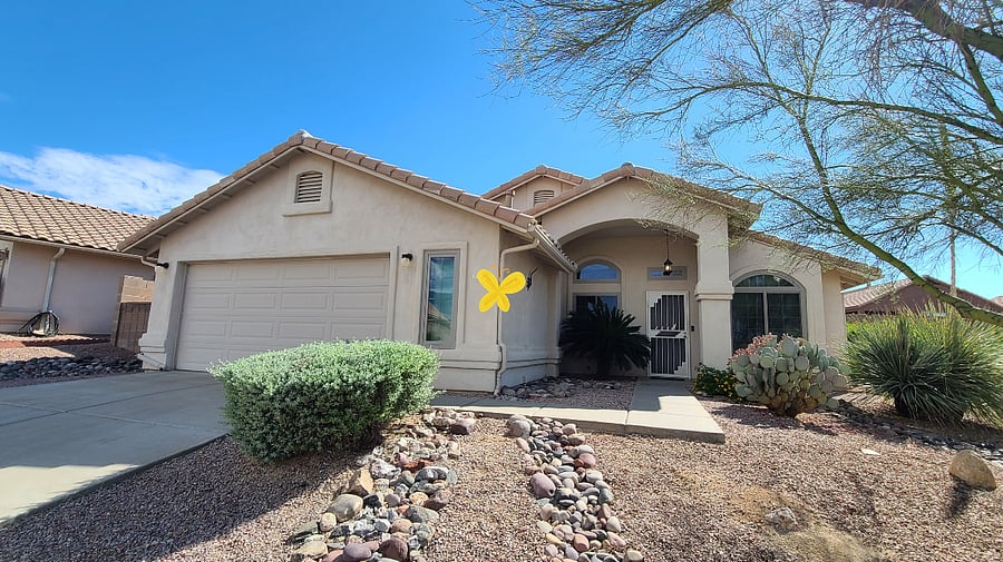 Welcome to our home in a wonderful, safe, and quiet neighborhood in Oro Valley. Enjoy the convenience of plenty of garage and driveway parking as you settle into this peaceful and inviting community.