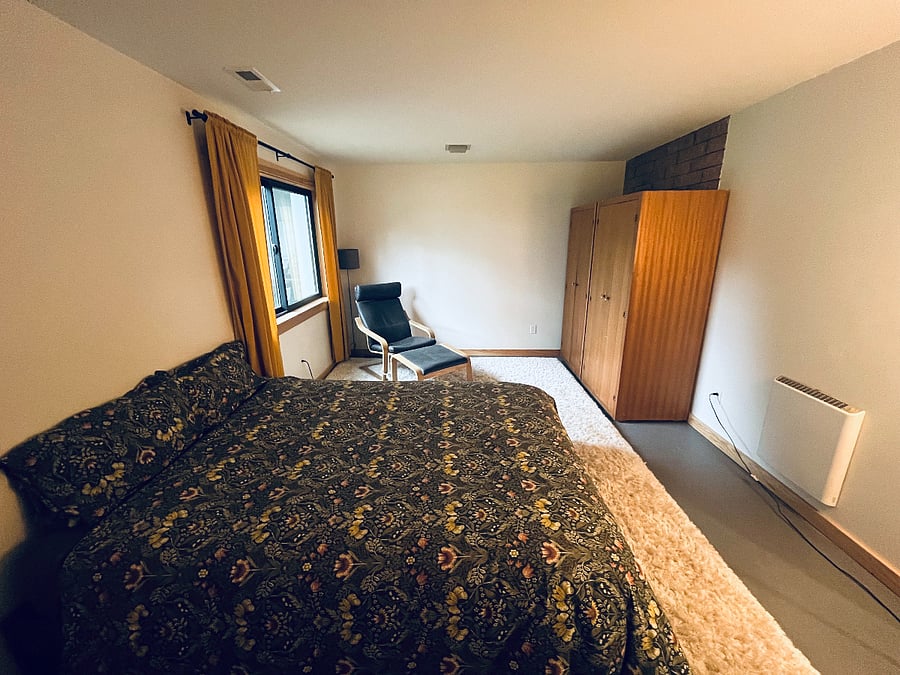 Spacious bedroom 