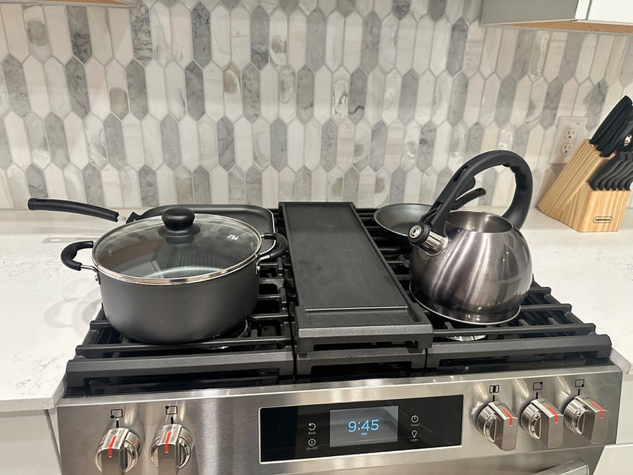 Stove with a built- in air fryer and all the pots you need to make that delicious meal.