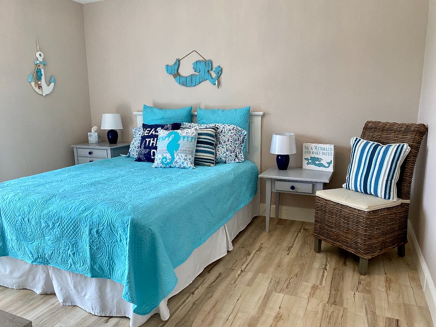 Guest bedroom - has a desk that is not shown