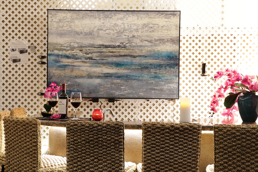 Enjoy with a drink at the bar.