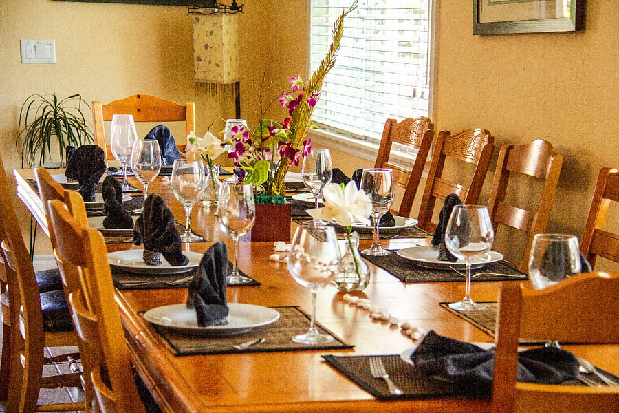 The dining table comfortably accommodates up to 14 guests, with service available for up to 24 people, ensuring everyone is well-catered for during your gatherings.

