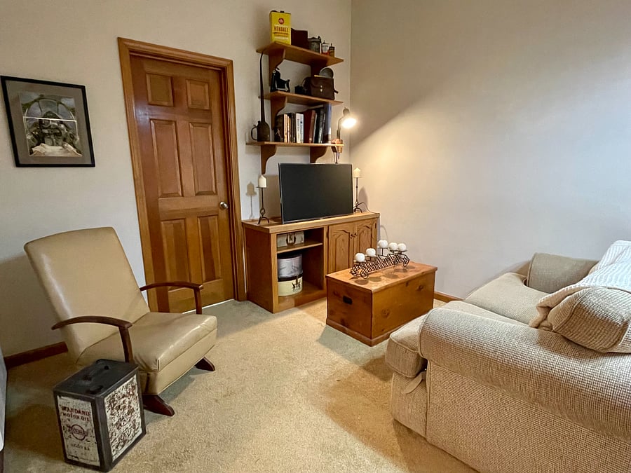 Unit 2
Spacious bedroom
Private Bath
Kitchenette with microwave and refrigerator
