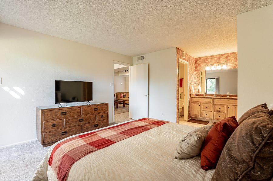 Master with en-suite and a smart TV with apps and Amazon Fire Stick.