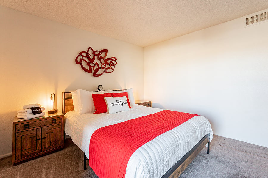 2nd bedroom with Queen bed