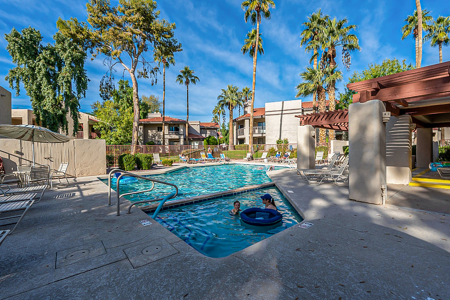 Pool also has a jacuzzi