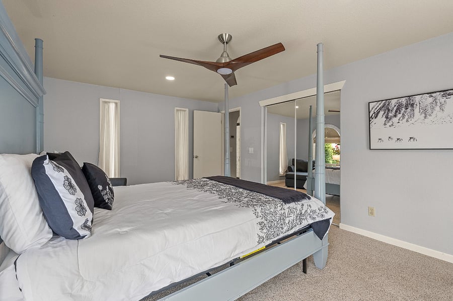 PRIMARY BEDROOM - QUEEN BED