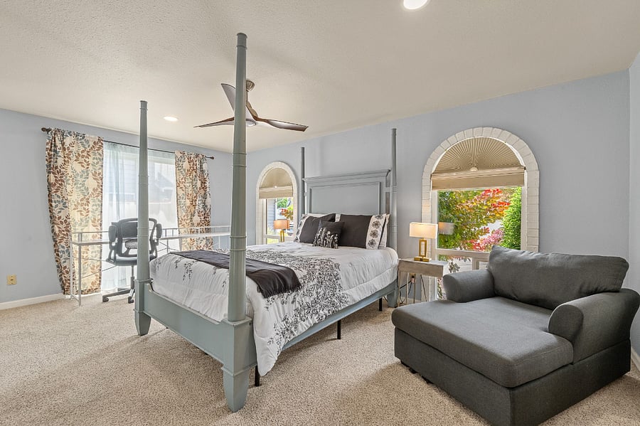 PRIMARY BEDROOM - QUEEN BED