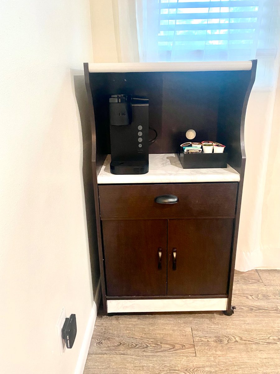 Keurig for easy brewing of tea and coffee.
