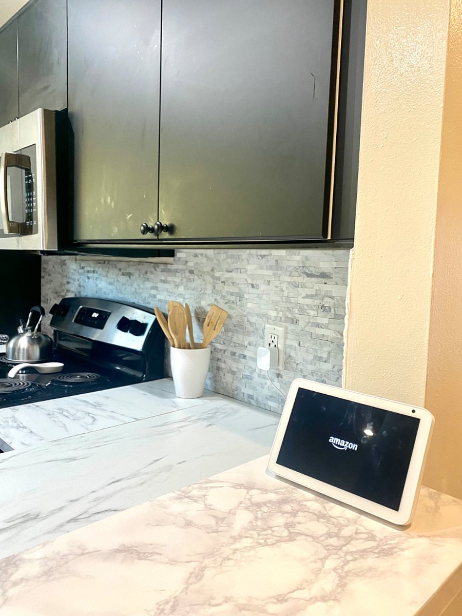 Echo Show provided for easy access to weather, news,recipes and more!