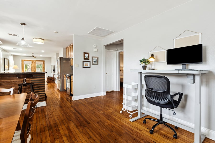 The adjustable standing desk equipped with a desktop monitor is perfect for digital nomads or those who work from home.