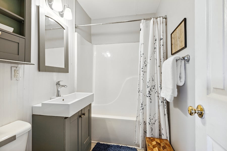Secondary full bath located between the queen and twin bedrooms.