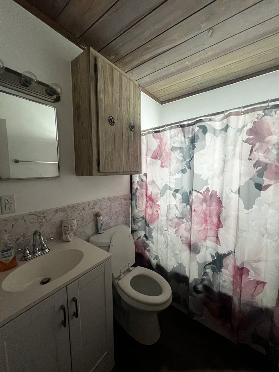 First bathroom between bedrooms with a bathtub.