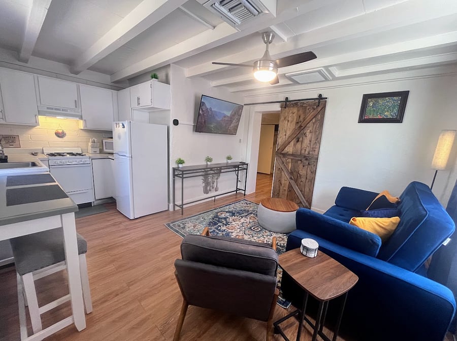 This casita features an open floor plan with a cozy living room, complete with a smart TV for entertainment, seamlessly flowing into a dining area and fully equipped kitchen.