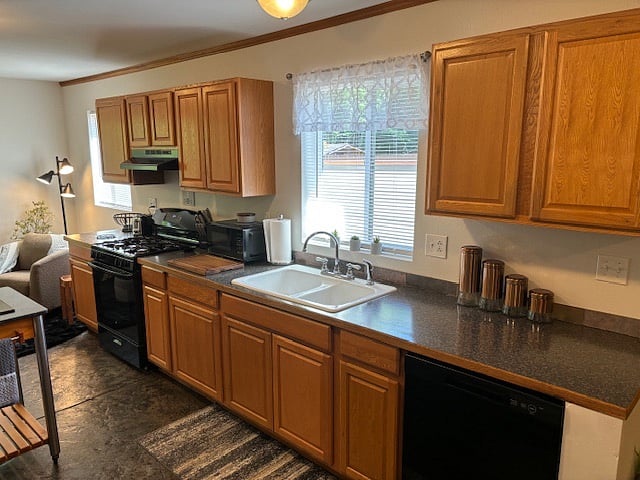 Full kitchen fully stocked.