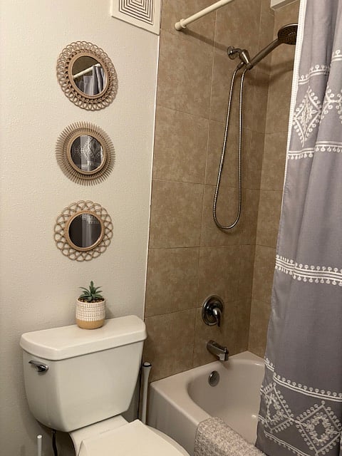 Full size bathtub and removable shower head.