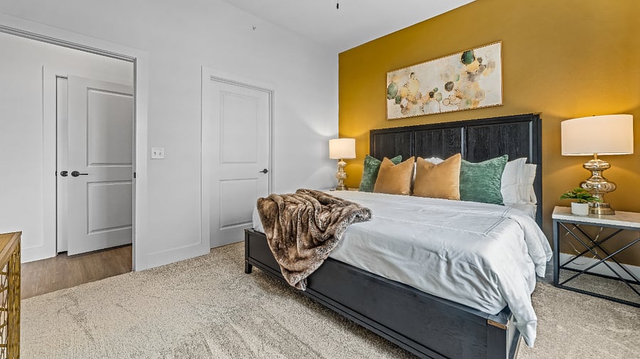 Bedroom with Kind Bed