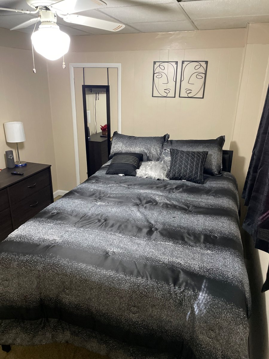 Middle bedroom with closest