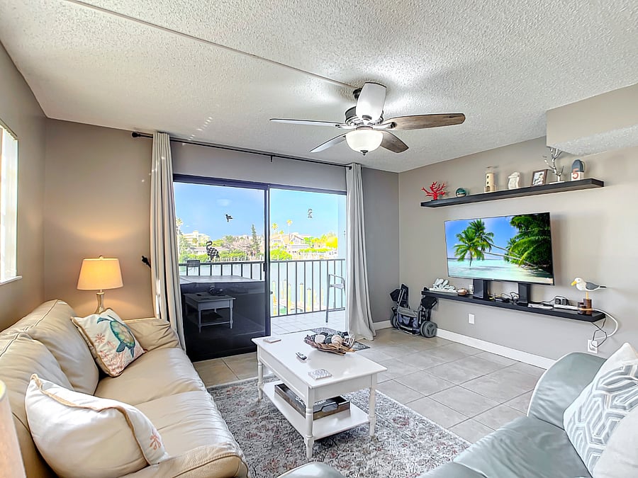 Living-room #2 with canal view