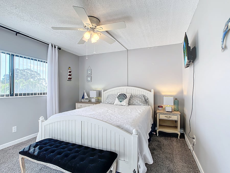 2nd bedroom  - Queen bed