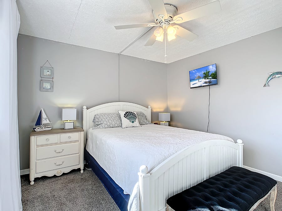 2nd Bedroom - Queen bed