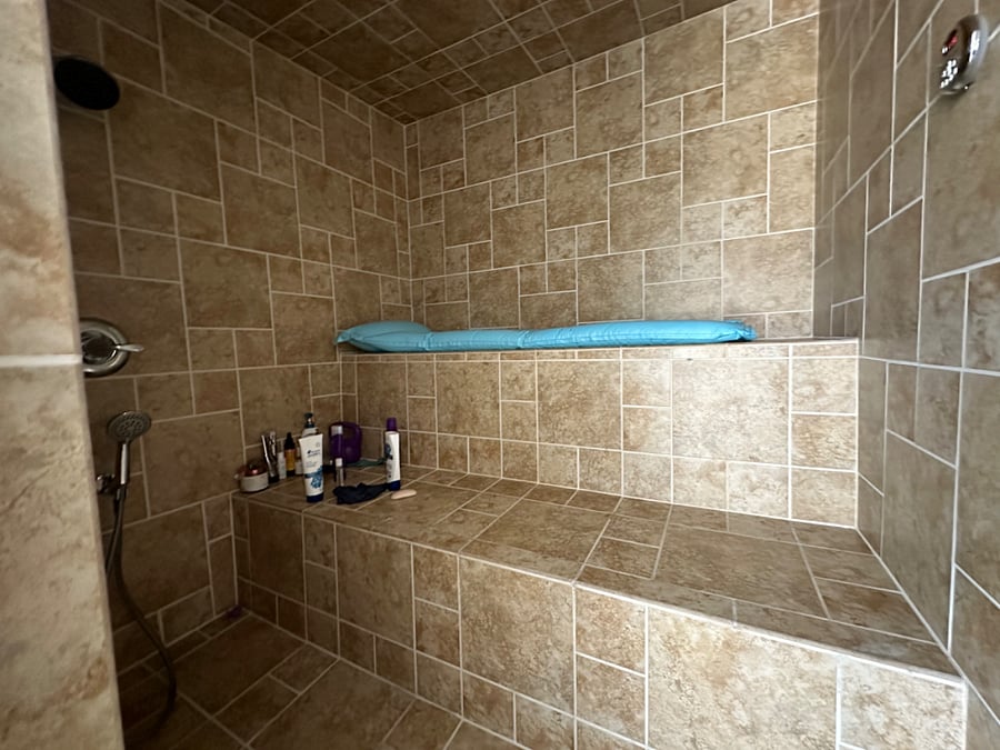 Shower and steam room 
