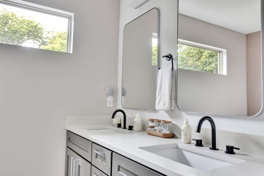 Primary en suite bathroom