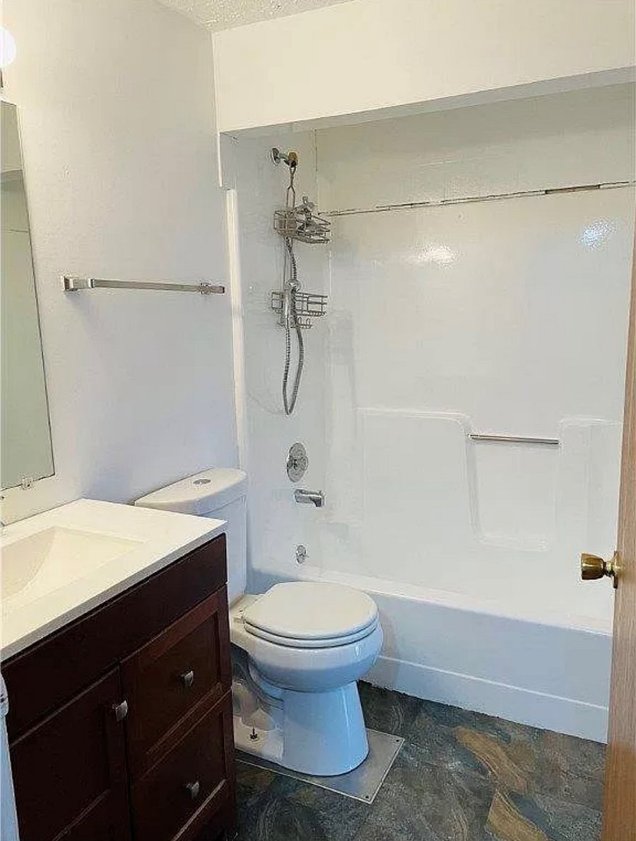 Upstairs bathroom- tub/shower