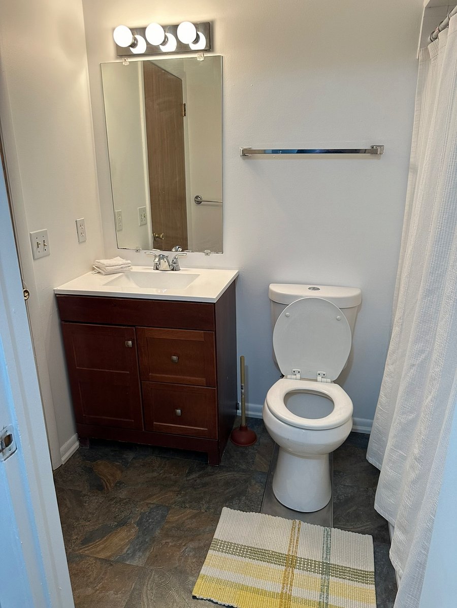 Upstairs bathroom. Plenty of space in the Vanity! 