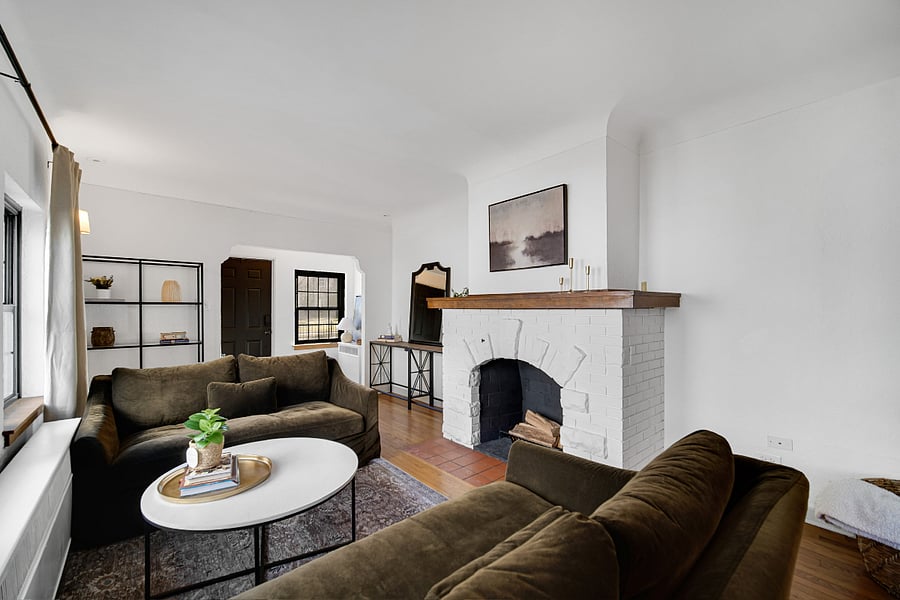 Living/sitting room photo #2