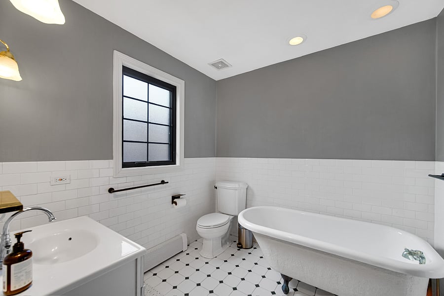 Queen ensuite bath photo #3
