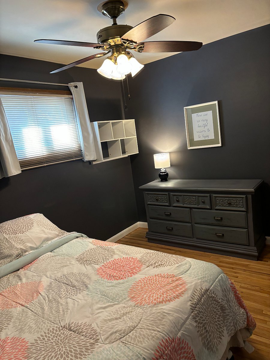 Upstairs Bedroom - Queen