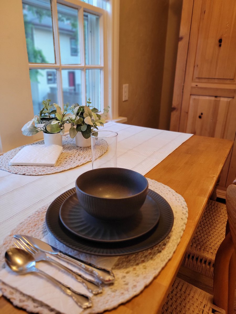 Dining table/Breakfast nook