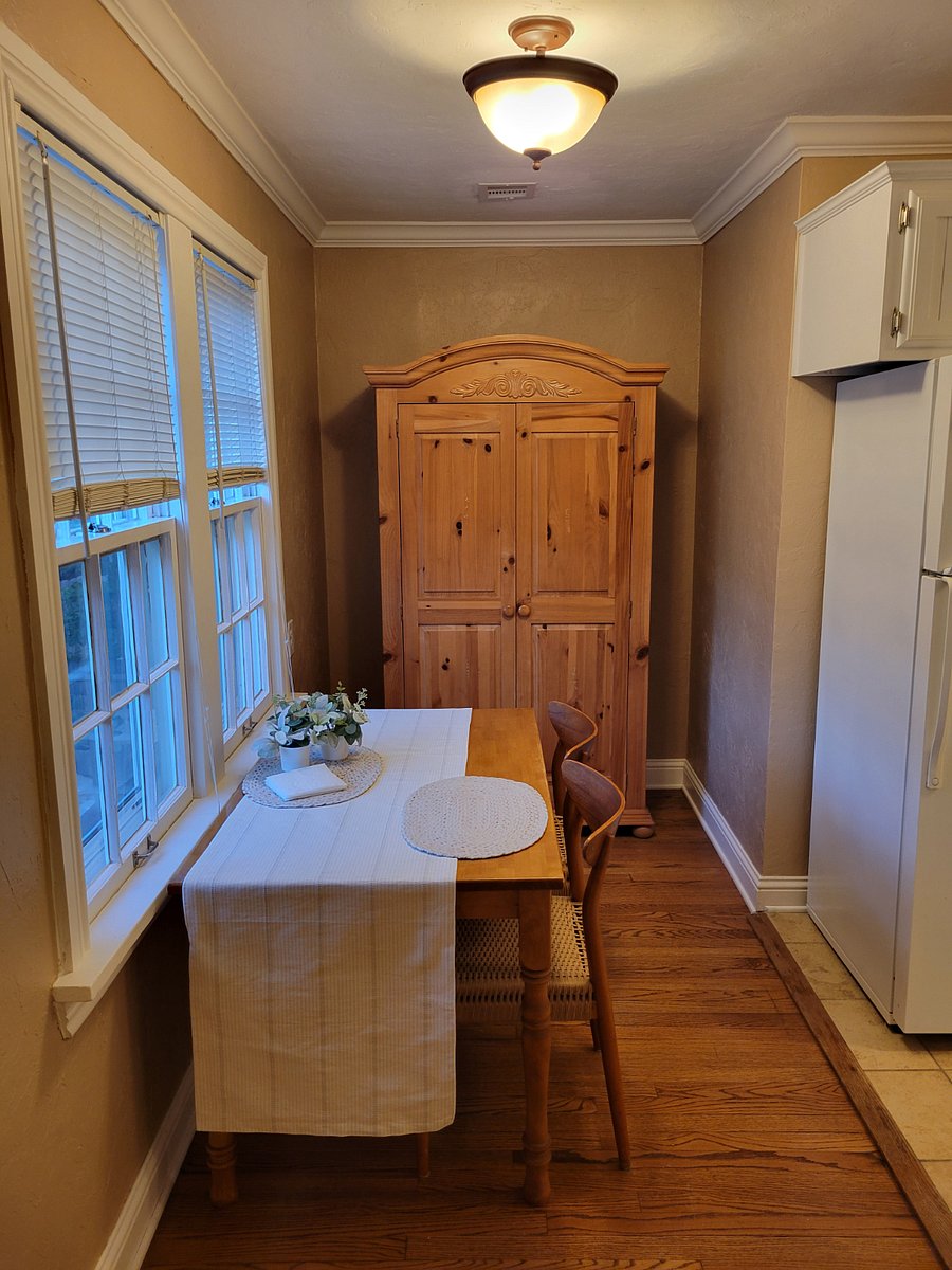 Dining/Breakfast Nook
