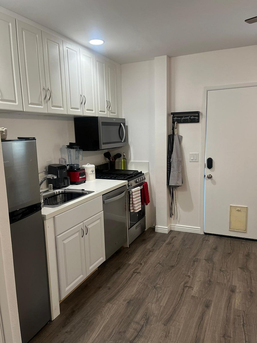 Full kitchen with blender, small compost trash can, 6 pack dish brush, sink caddy, dish drying rack and mat, cast iron reversible grill, key holder, two aprons, microwave cover lid, and a small 4-in-1 bake, roast, re-heat and Air fryer. 