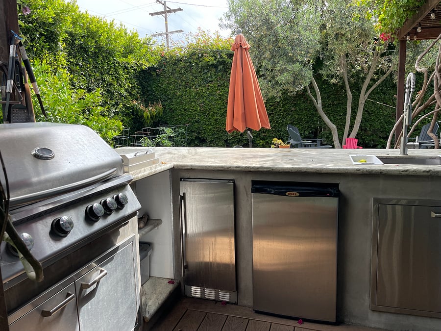 Outdoor kitchen/bar