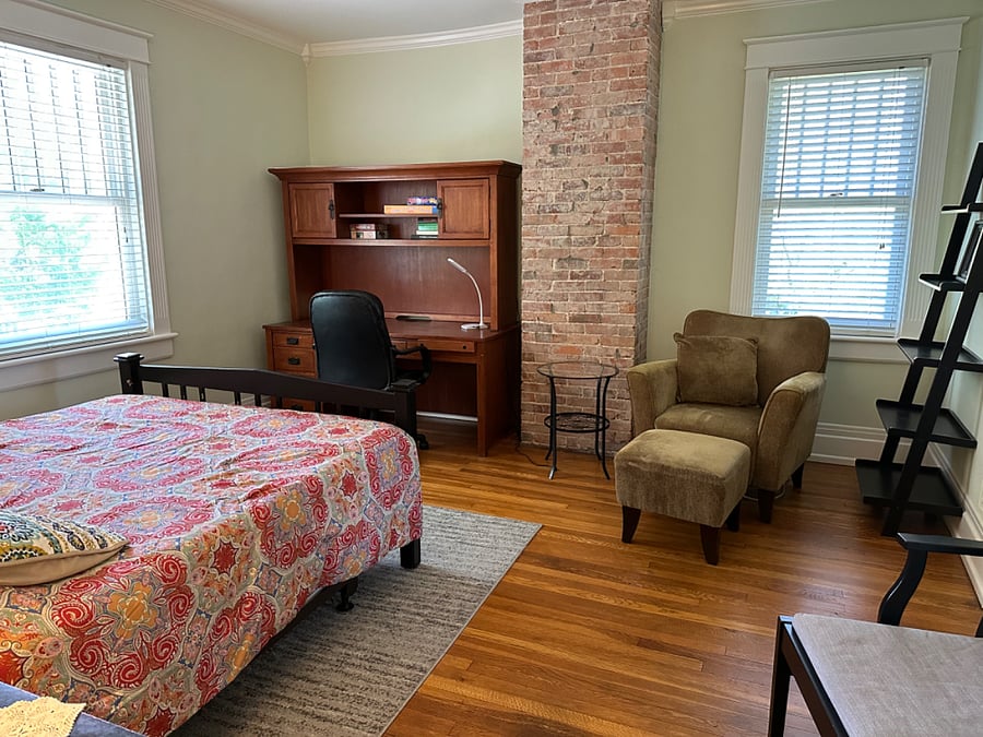 2nd bedroom w/ desk 200 sqft