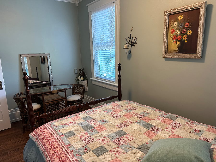 3rd bedroom w/ full size bed 120 sqft