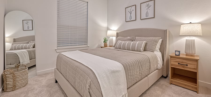 2nd secondary bedroom with a queen size bed and walk-in closet. 
