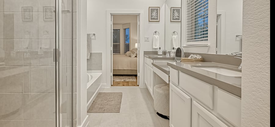 Primary bedrooms full bathroom with tub, 2 sinks and a vanity