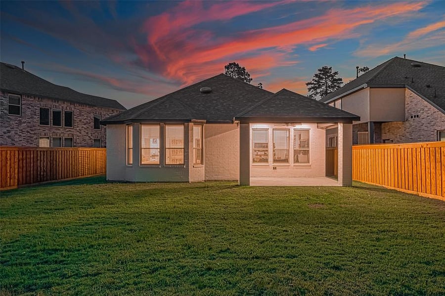 Spacious patio featuring a dining table for 6 people and a heater to enjoy even the chilliest days.