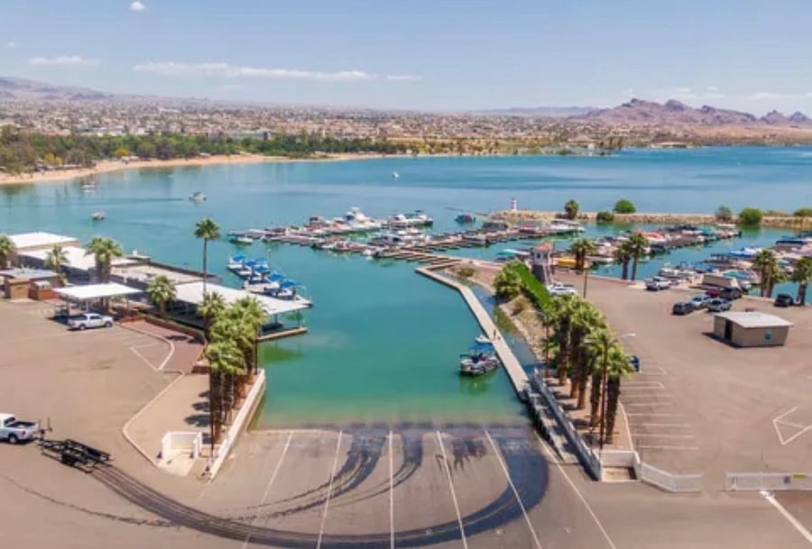 Just a few minutes' drive to Havasu Marina.