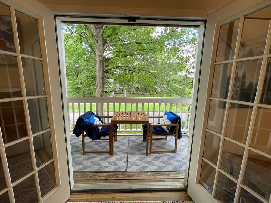 Spacious balcony facing Queens Road