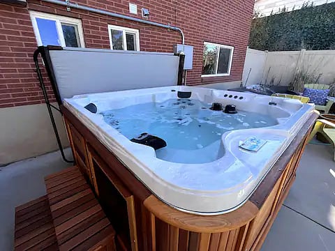 Arctic Spa with Cover-shared with landlords