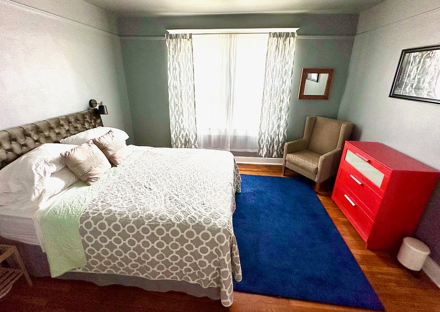 Bedroom 1 (Queen Bed)