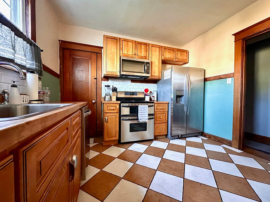 Fully equipped kitchen with everything you need to cook meals. Stove, microwave, oven, dishwasher.