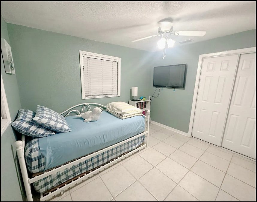 2nd bedroom - 2 twins beds