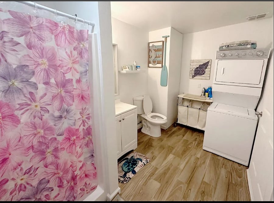 2nd bathroom / Laundry